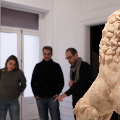 Στην έκθεση «Χαιρώνεια 2 Αυγούστου 338 π.Χ.» ο πρωθυπουργός Κυρ. Μητσοτάκης, με την κόρη του Δάφνη στο Μουσείο Κυκλαδικής Τέχνης