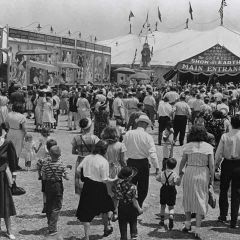 Θεατές προσέρχονται στην κεντρική τέντα του «Ringling Bros and Barnum & Bailey Circus», ΗΠΑ, 1949 © Archive Photos/Getty Images
