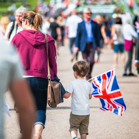 Βρετανία: Η στεγαστική κρίση απειλεί με έξωση χιλιάδες μονογονεϊκές οικογένειες 