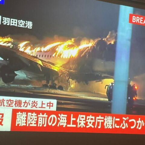 Ιαπωνία: Στις φλόγες επιβατικό αεροπλάνο στο αεροδρόμιο του Τόκιο