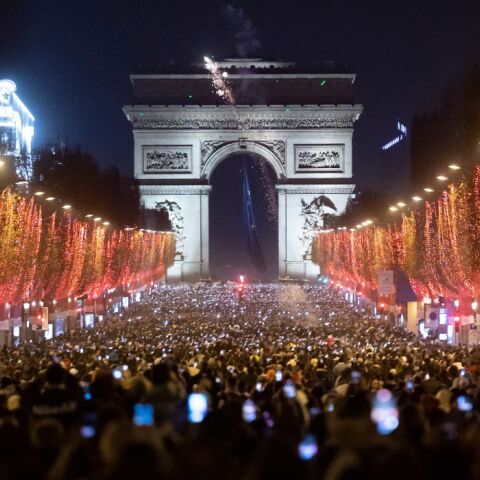 Παρίσι: Χιλιάδες καταγράφουν την αλλαγή του χρόνου με το κινητό 