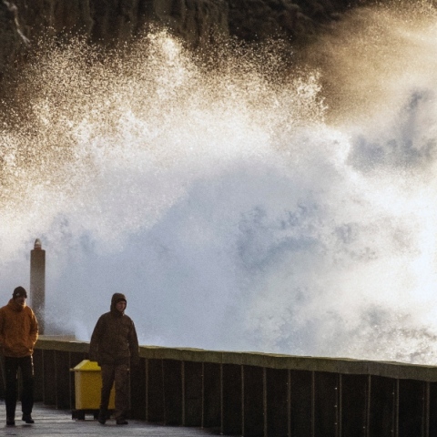 Η καταιγίδα Χενκ σαρώνει Αγγλία και Ουαλία - Ταξιδιωτικό χάος στο Λονδίνο  100.000 σπίτια εξακολουθούν να είναι χωρίς ρεύμα