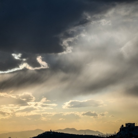 Νεφώσεις με τοπικές βροχές στα νοτιοδυτικά την Πέμπτη - Μικρή άνοδος της θερμοκρασίας 