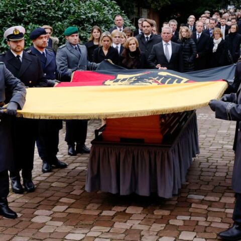 Σόιμπλε: Απούσα η Μέρκελ από την κηδεία του