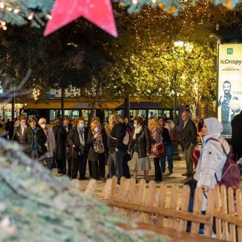 «Βόλτα αγάπης» στη στολισμένη Αθήνα για 58 ηλικιωμένους