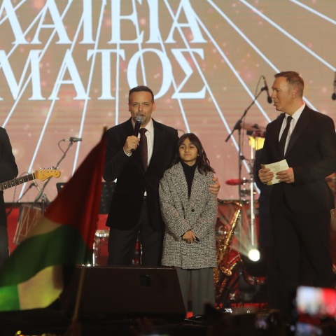 Ο Χάρης Δούκας και η 9χρονη κόρη της Νάνσυς Ζαμπέτογλου και του Νάσου Γαλακτερού στη σκηνή για την αλλαγή του χρόνου