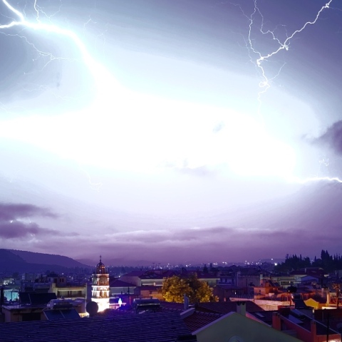 Καιρός: Προειδοποιήσεις για έντονα φαινόμενα αύριο Κυριακή