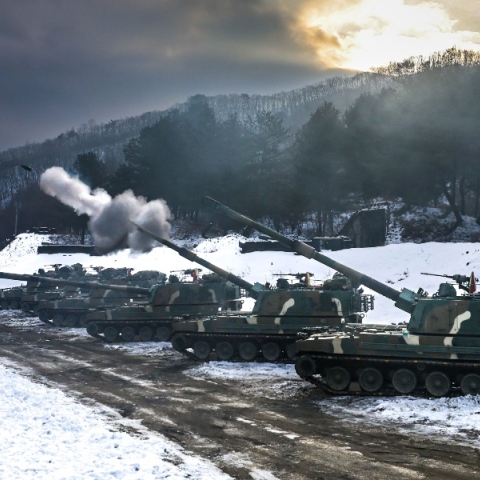 Η Βόρεια Κορέα εκτόξευσε περισσότερες από 60 οβίδες ανοιχτά της κορεατικής χερσονήσου Στο «κόκκινο» η ένταση μεταξύ των δύο κρατών