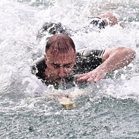 Άνδρας κολυμπά για να πιάσει τον Σταυρό τα Θεοφάνια 