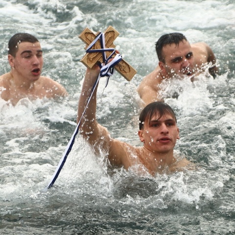 Νεαρός έπιασε τον Σταυρό στο λιμάνι της Θεσσαλονίκης