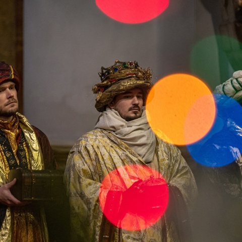 Άνδρες ντυμένοι σαν τους «τρεις μάγους»