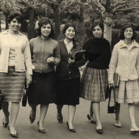 Ιρανές με δυτική ενδυμασία βαδίζουν στους δρόμους της Τεχεράνης (1950) 