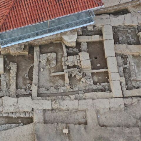 Ο ναός της Αρτέμιδος. Αρκετά κτίρια που χρονολογούνται τουλάχιστον από τον 8ο αι. π.Χ. στον ίδιο χώρο