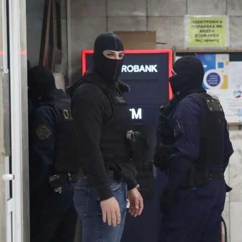  ΡΙΨΗ ΤΗΣ ΝΑΥΤΙΚΗΣ ΦΩΤΟΒΟΛΙΔΑΣ ΣΤΟΝ ΑΣΤΥΝΟΜΙΚΟ ΣΤΑ ΕΠΕΙΣΟΔΙΑ ΕΞΩ ΑΠΟ ΤΟ ΚΛΕΙΣΤΟ ΤΟΥ ΒΟΛΕΪ ΣΤΟ ΡΕΝΤΗ