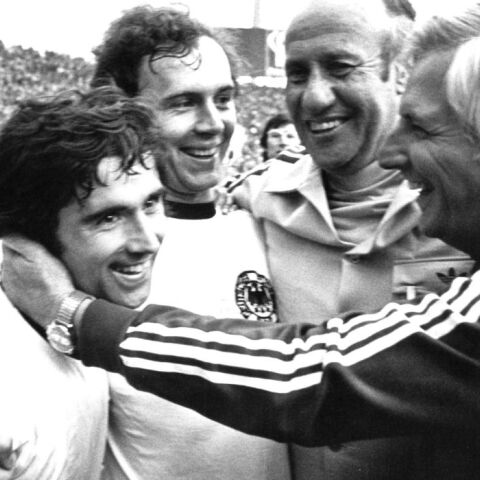 MΠΕΚΕΝΜΠΑΟΥΕΡ