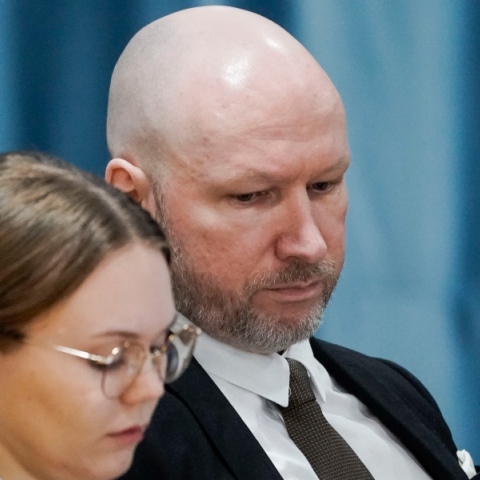 Άντερς Μπρέιβικ: Μηνύει το νορβηγικό κράτος για παραβίαση των δικαιωμάτων του