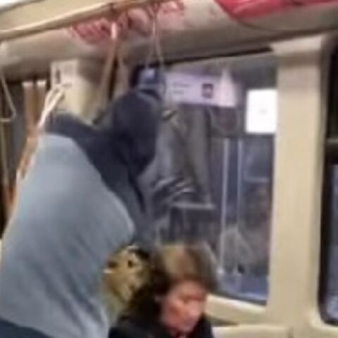 Youtuber ρίχνει κουβάδες με περιττώματα ζώων και μπογιά σε επιβάτες του μετρό - Συνελήφθη στις Βρυξέλλες 