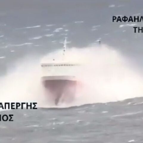 Tήνος: Ο διάπλους Fast Ferries Andros εν μέσω θαλασσοταραχής