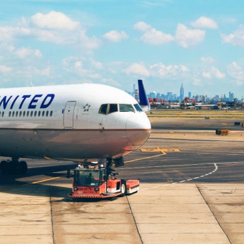 Boeing: Μετά την προσγείωση 737-800 στο Όρεγκον των ΗΠΑ, διαπιστώνεται πως λείπει εξωτερικό τμήμα της ατράκτου	