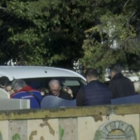 Βέροια: Έγινε η κηδεία του βρέφους – Απομάκρυναν τον πατέρα που επιχείρησε να βρεθεί στην εκκλησία και στο νεκροταφείο