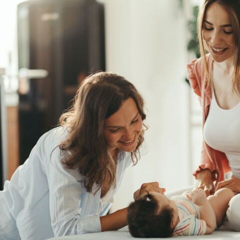 Τι θα προβλέπει το νομοσχέδιο για την τεκνοθεσία © Unsplash/ Getty Images