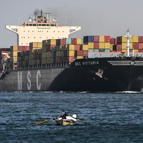 Σημαντικές επιπτώσεις από τις επιθέσεις των Χούθι στο παγκόσμιο εμπόριο © MOHAMED HOSSAM/ EPA