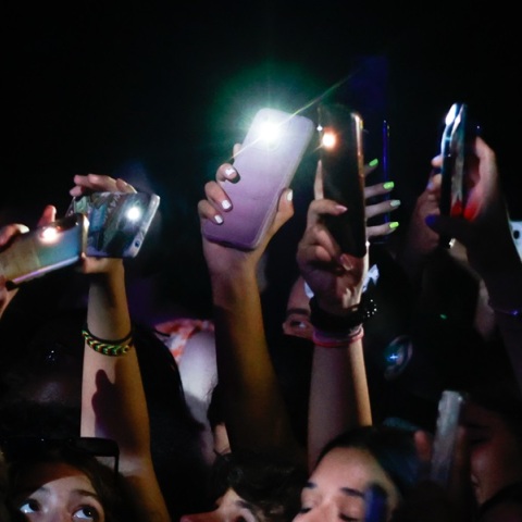 Έρευνα: Εννιά στους δέκα Έλληνες είναι «όλη μέρα μ’ ένα κινητό στο χέρι»