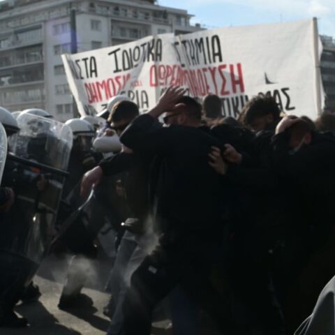 Εντάσεις στις πορείες σε Αθήνα και Θεσσαλονίκη κατά του νομοσχέδιο για τα μη κρατικά πανεπιστήμια