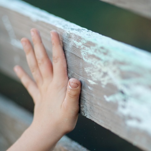 Χεράκι παιδιού σε φράχτη