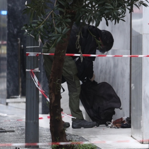 Λήξη συναγερμού για την βαλίτσα στη Μητροπόλεως - Είχε μόνο ρούχα