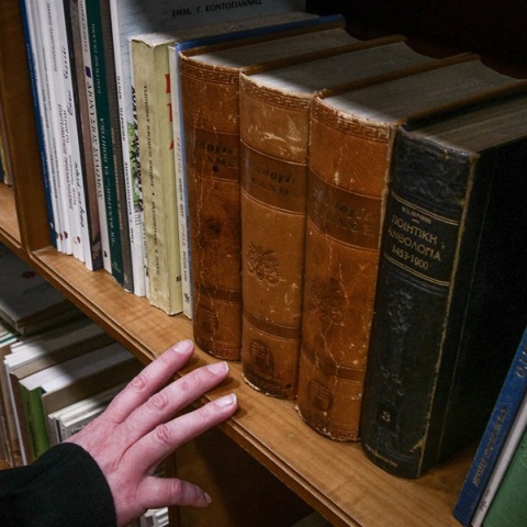 Άγνωστοι έκλεψαν το βιβλιοπωλείο των αστέγων στην Αθήνα - Περίπου 8.000 βιβλία «έκαναν φτερά»