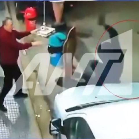 Θεσσαλονίκη: Απόπειρα ληστείας υπό την απειλή όπλου σε super market – Ο ιδιοκτήτης κυνήγησε τον δράστη (video)