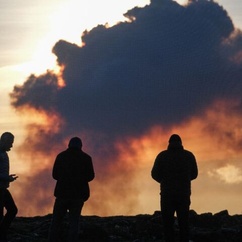 Ισλανδία: Η λάβα από το ηφαίστειο που εξερράγη έφθασε σε σπίτια του Γκρίνταβικ που έπιασαν φωτιά