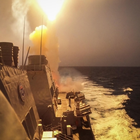 Υεμένη: Καταρρίφθηκε πύραυλος των Χούθι εναντίον αμερικανικού αντιτορπιλικού