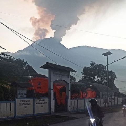 Ινδονησία: 6.500 άνθρωποι απομακρύνθηκαν από το νησί Φλόρες μετά από έκρηξη ηφαιστείου