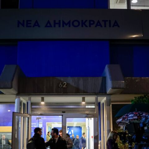 Πολιτικό «μασάζ» τους βουλευτές της ΝΔ για τον γάμο ομόφυλων ζευγαριών