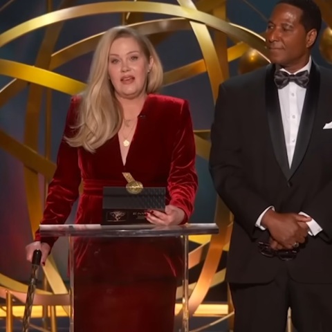 Η Christina Applegate έκανε μια σπάνια εμφάνιση έκπληξη στα φετινά Emmy με μπαστούνι
