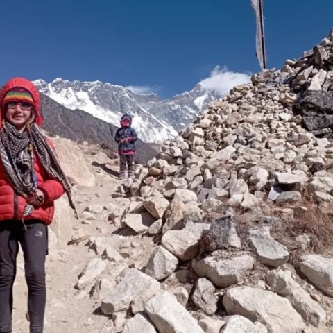 Τετράχρονο κοριτσάκι έγινε το νεότερο άτομο που φτάνει στα 5.300μ στο Έβερεστ 