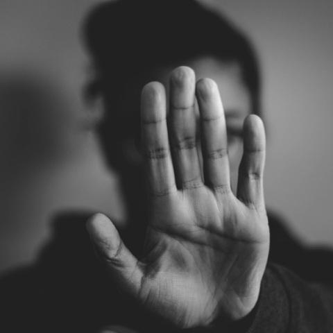 Γυναίκα πήδηξε από μπαλκόνι του δευτέρου ορόφου για να ξεφύγει από την κακοποίηση του συντρόφου της 