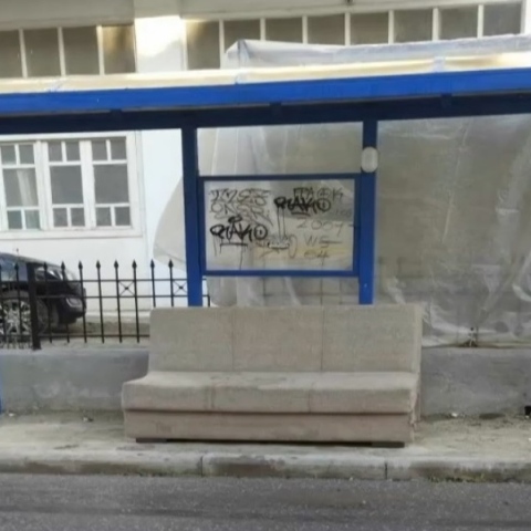 Απίστευτο θέαμα στη Θεσσαλονίκη: Στάση λεωφορείου του ΟΑΣΘ στολισμένη με καναπέ - Δείτε το βίντεο