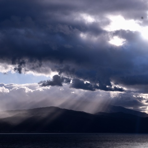 Παραμένουν οι συννεφιές και οι τοπικές βροχές την Τετάρτη - Χωρίς μεταβολές η θερμοκρασία