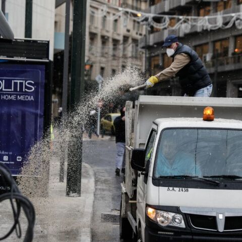 ΑΛΑΤΙ ΣΤΟΥΣ ΔΡΟΜΟΥΣ ΟΤΑΝ ΧΙΟΝΙΖΕΙ