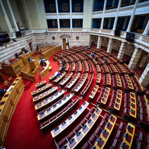 Boυλή: Ευρεία πλειοψηφία «εξασφάλισε» η επιστολική ψήφος στις ευρωεκλογές