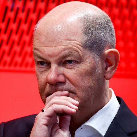 Σολτς: Πίεση στον Καγκελάριο να παραιτηθεί