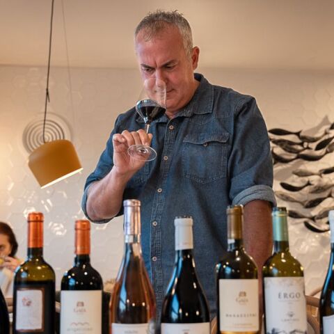 Ο Αντώνης Παττακός ομορφαίνει με κρασιά και αρώματα της Νότιας Ελλάδας τα τσιμπούσια του Βορρά 