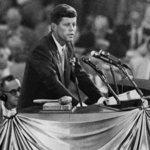 Σαν σήμερα ο Τζον Κένεντι εκφωνεί την νικητήρια ομιλία του στο απόγειο του Ψυχρού Πολέμου