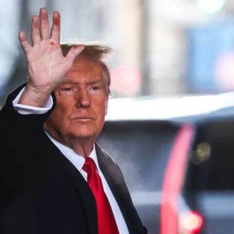 Τραμπ: Τα κόκκινα σημάδια στα χέρια έφεραν εικασίες για σύφιλη