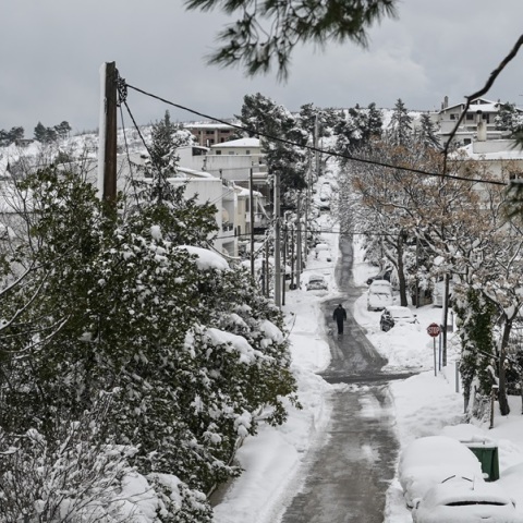 Ραγδαία επιδείνωση του καιρού την Κυριακή - Καταιγίδες, χιόνια και θυελλώδεις άνεμοι με κατακόρυφη πτώση της θερμοκρασίας 