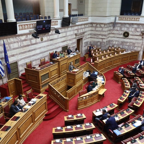 «Μάχη» στη Βουλή για την τροπολογία επέκτασης της επιστολικής ψήφου