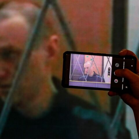 Ναβάλνι: Aκούει κάθε πρωί στη φυλακή τραγούδι υπέρ του Πούτιν